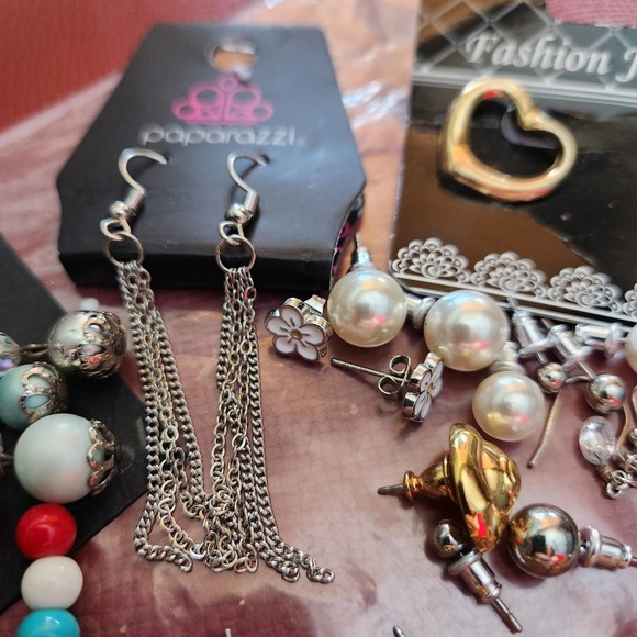 18 Pairs of Fashion Earrings Variety Colors & Shapes Daisy, Stars, Hearts, Pearl - Picture 2 of 11